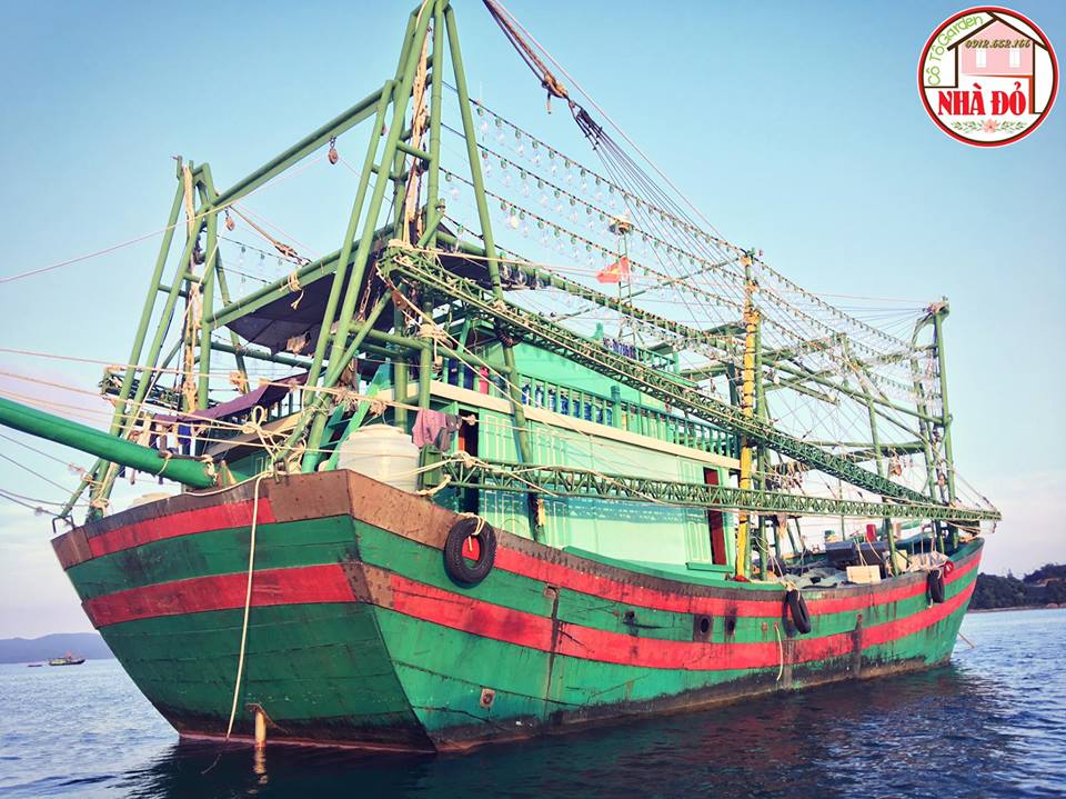 Nhà hàng Hải Sản biển nằm ngay trong khuôn viên khách sạn. Phục vụ hải sản tươi ngon được ngư dân đánh bắt, phục vụ đủ cả 3 bữa chính.