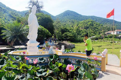 Chùa Hải Tạng là nơi người dân đến để cầu bình an và may mắn trong buôn bán.