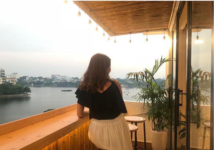 the autumn homestay với góc view ra hồ lãng mạn