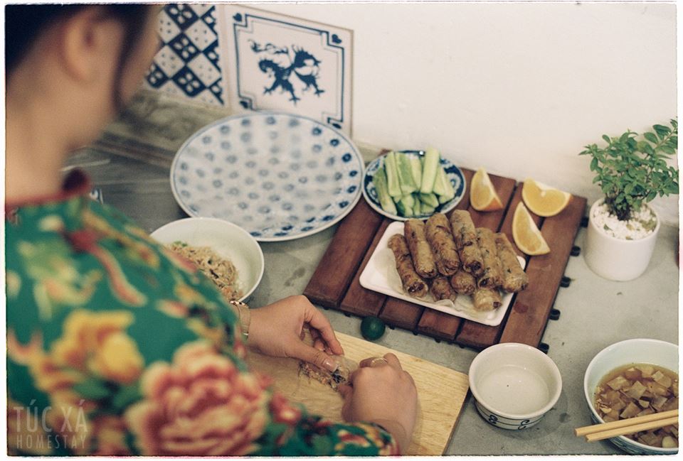 Vintage homestay Ha Noi với phòng bếp ấm cúng 