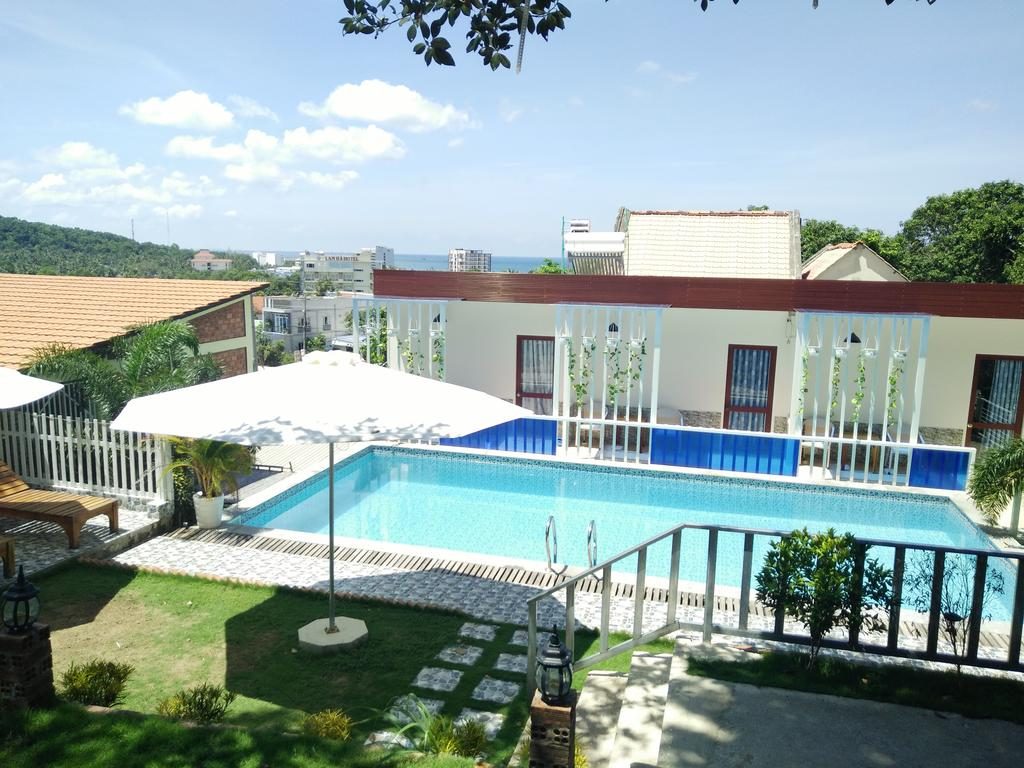 Hồ bơi ngoài trời rộng và sạch sẽ, hiện đại tại Khánh Duy Resort. Điểm nghỉ dưỡng lý tưởng dành cho du khách