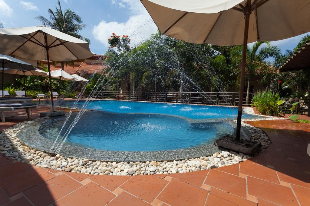 Homestead Phú Quốc Resort có hồ bơi rộng, nhiều cây xanh mát mẻ