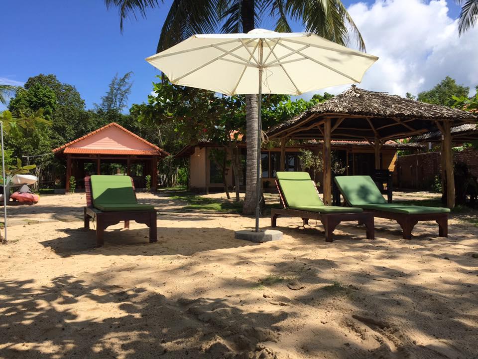 Gold Sand Beach Bungalow có bãi tắm riêng. Ghế dài trên bãi cát phục vụ cho du khách
