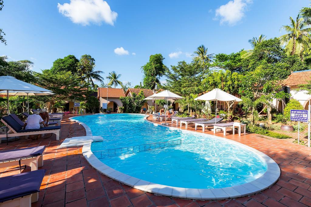 Top 5 Bungalow Phú Quốc Phú Quốc có hồ bơi - Diadem Resort sở hữu hồ bơi ngoài trời rộng, hiện đại và sạch sẽ