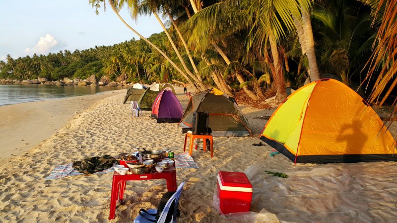 Cắm trại qua đêm trên biển thực là một hoạt động đáng nhớ và hầu như du khách nào cũng thử