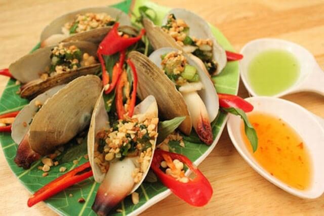 Du lịch Vịnh Lan Hạ thì hải sản là món ăn mà bạn không thể nào bỏ qua.