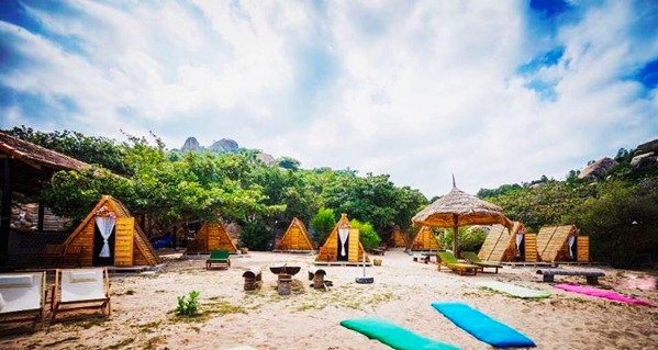 Vào hè giới trẻ tìm kiếm các khu Camping(cấm trại) cạnh biển để thỏa sức vui chơi, chụp hình selfile