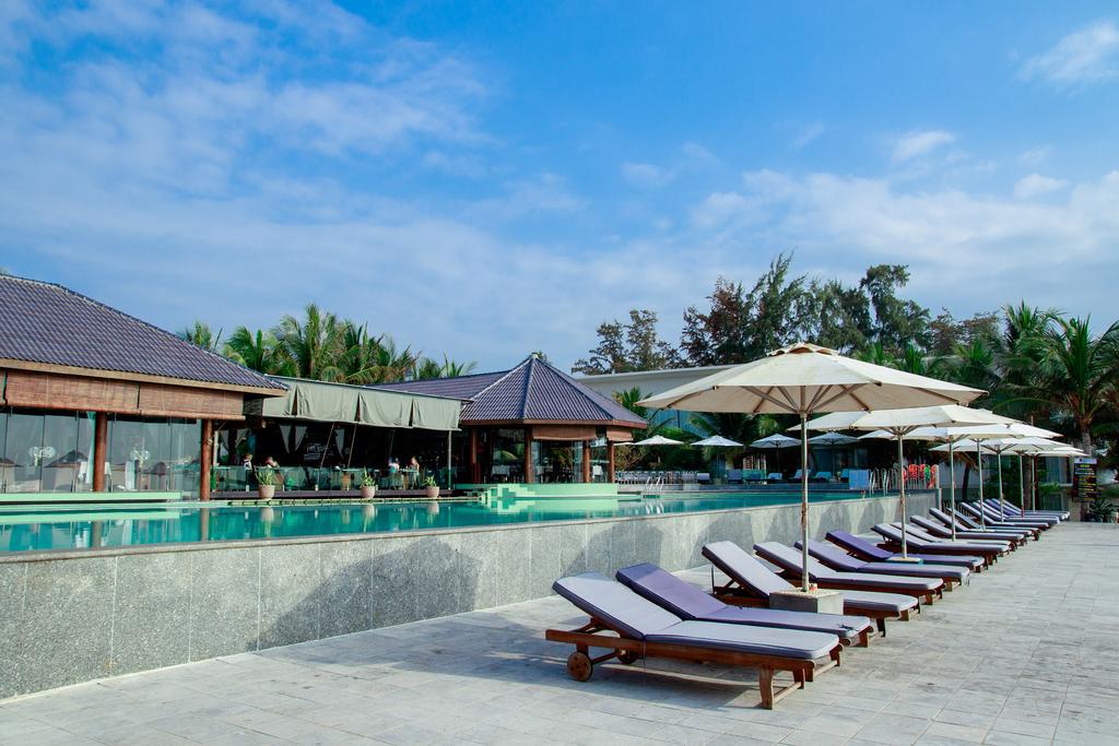 Không gian bể bơi thoáng đãng của De Sol villa tại Bãi Cháy, Quảng Ninh