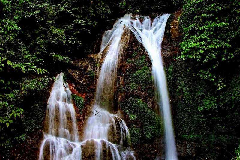 Cửu Thác Tú Sơn với khung cảnh kỳ vĩ của những thác nước.