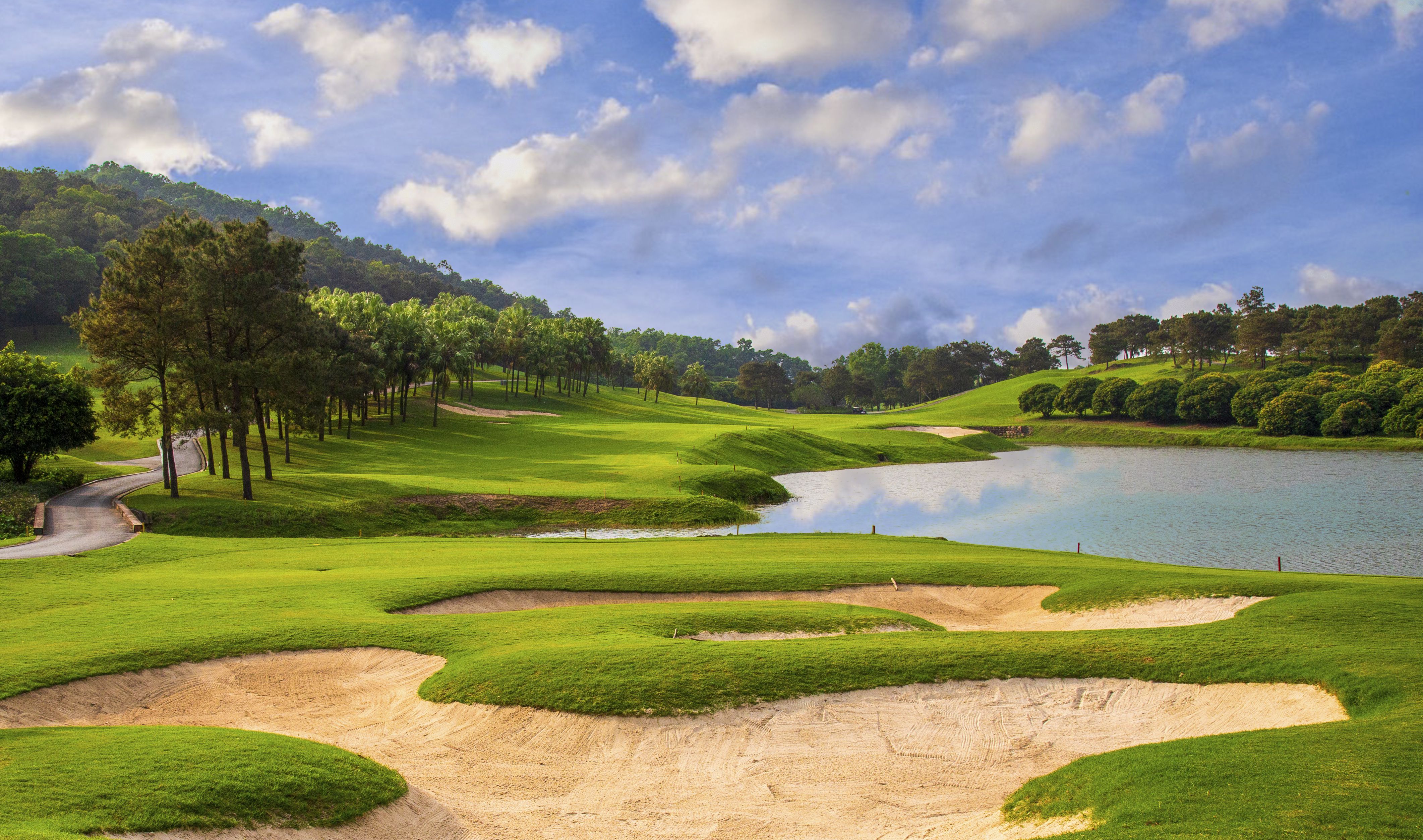 Sân golf Chí Linh có 36 lỗ golf đạt tiêu chuẩn Quốc tế.