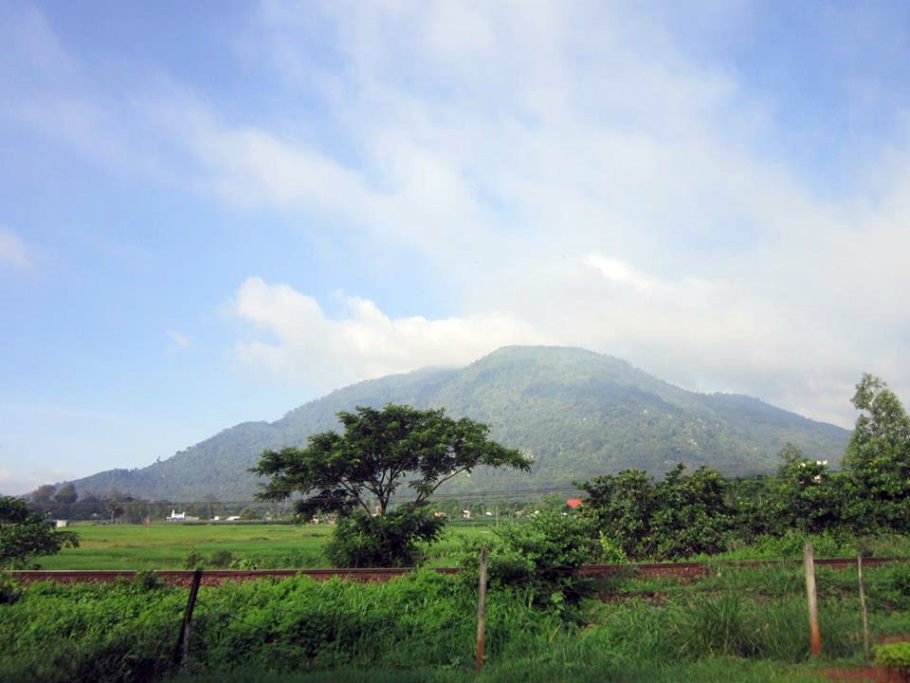 Núi Chứa Chan bốn bề mây phủ