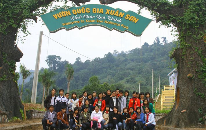 Du khách chụp ảnh kỷ niệm ở vườn quốc gia Xuân Sơn