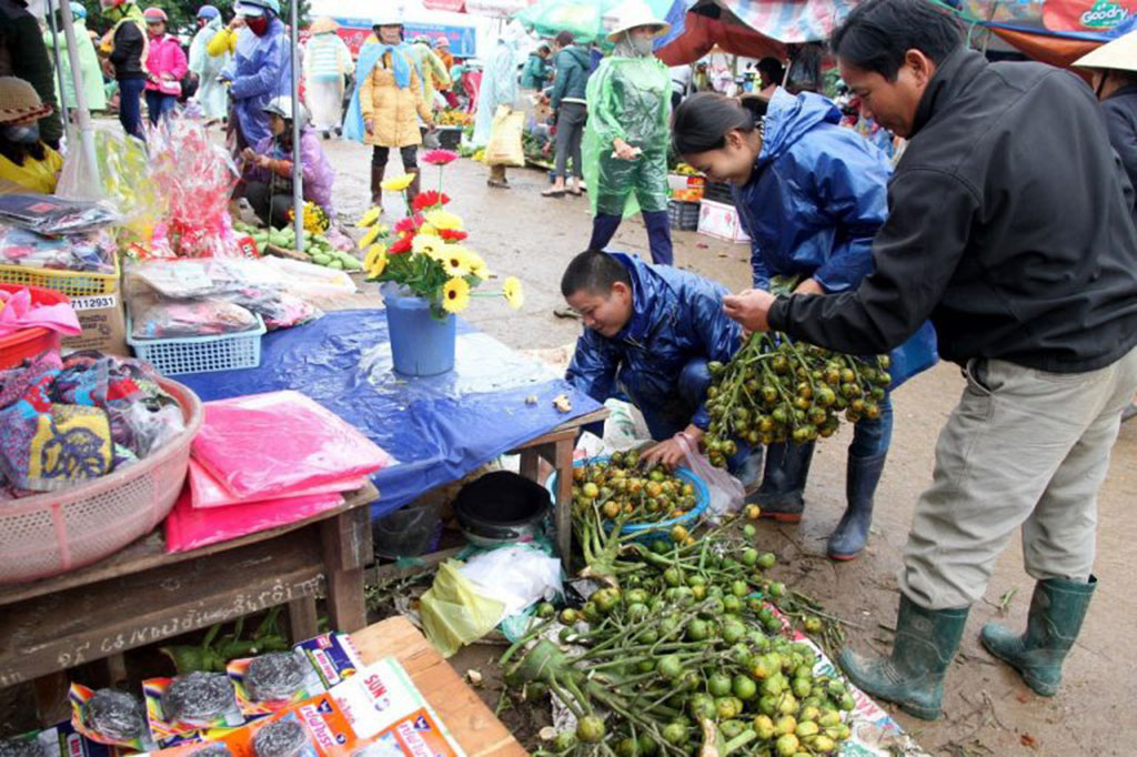 Khung cảnh tấp nập người mua kẻ bán ở chợ Phiên Cam Lộ