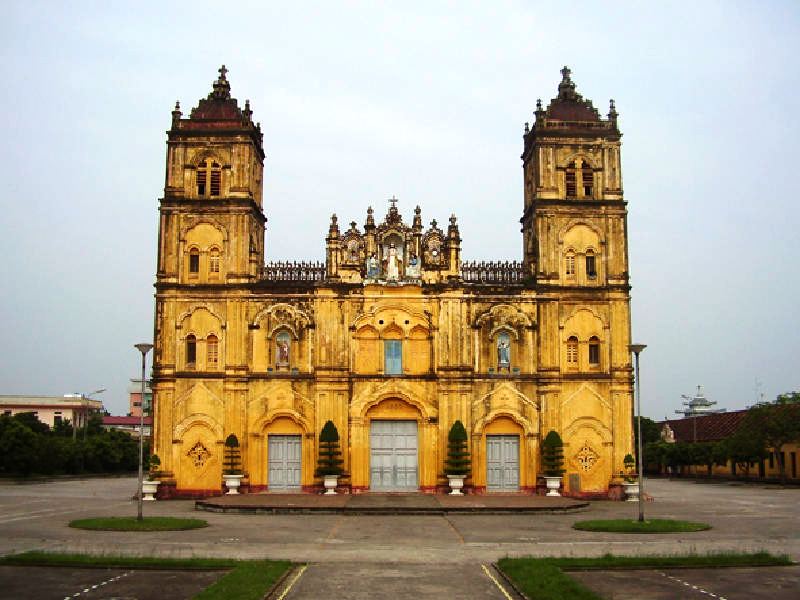 Tòa giám muc Bùi Chu là một trong số những nhà thờ đẹp nhất tọa lạc trên đất chúa Nam Định